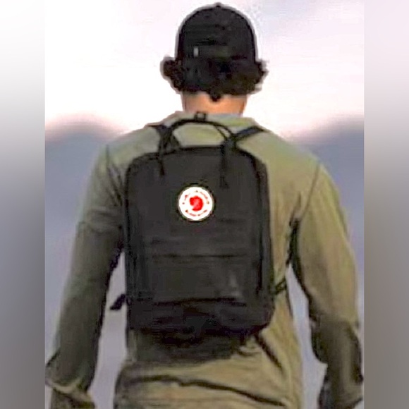FjallRaven Kanken Unisex Frame free backpack or Hand held Day Pack - black color - Picture 1 of 9